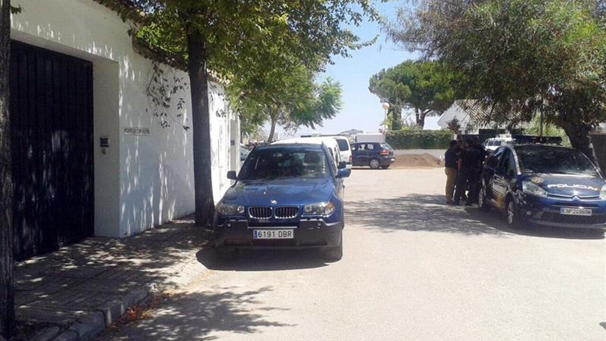 Fachada de la casa, en la urbanización de Las Jaras de Sanlúcar de Barrameda (Cádiz), del exconsejero arrestado / EFE