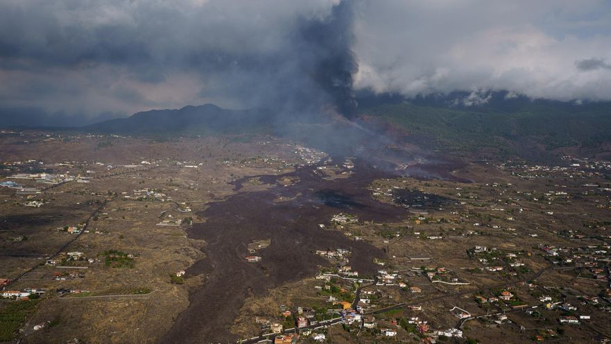 Vista tomada desde un helicóptero del volcán de la isla de La Palma en su quinto día de actividad. EFE/ Ramón De La Rocha. POOL