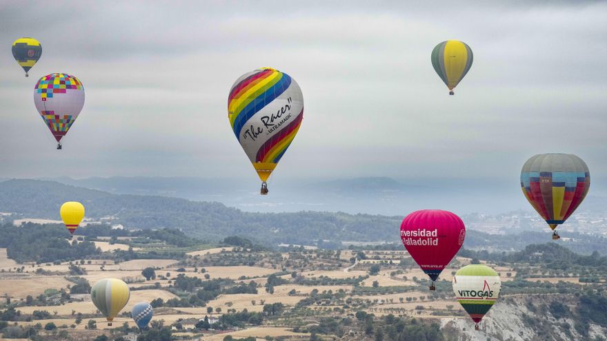El cielo de Igualada (Barcelona) se llena de colores en el festival de globos aerostáticos