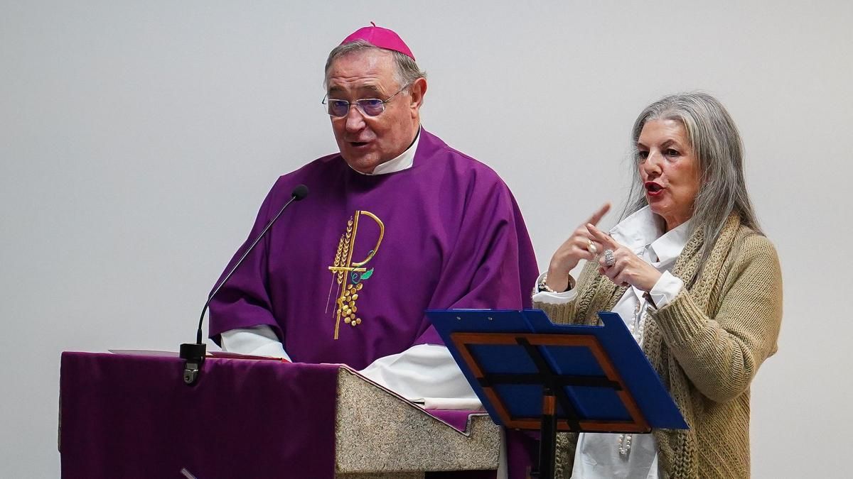El obispo de Astorga, Luis Ángel de las Heras, preside la celebración de una misa con intérprete en lengua de signos.