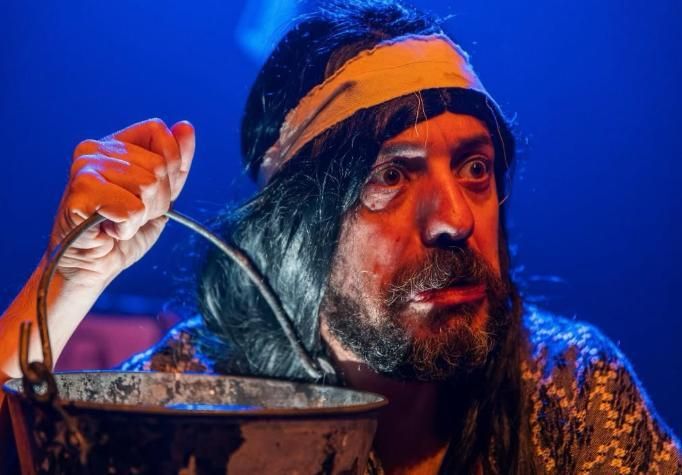 Ignacio Bozzolo (el cacique Marianito) y, dentro del balde, el bagre parlanchín.