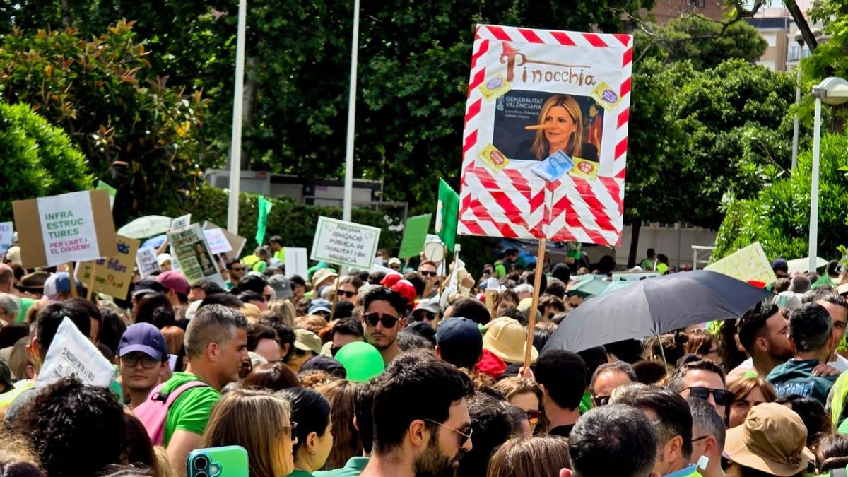 Miles de docentes valencianos han acudido este lunes a la Conselleria de Educación en València coincidiendo con la mesa de negociación planteada con los sindicatos.