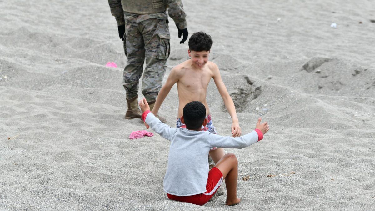 Dos niños en Ceuta durante la crisis migratoria en la frontera con Marruecos