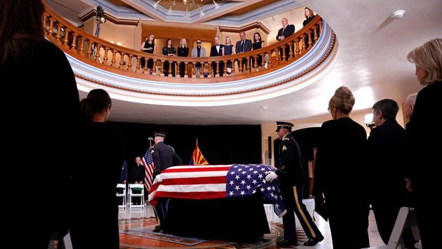 Arizonenses despiden al senador John McCain como uno de sus héroes