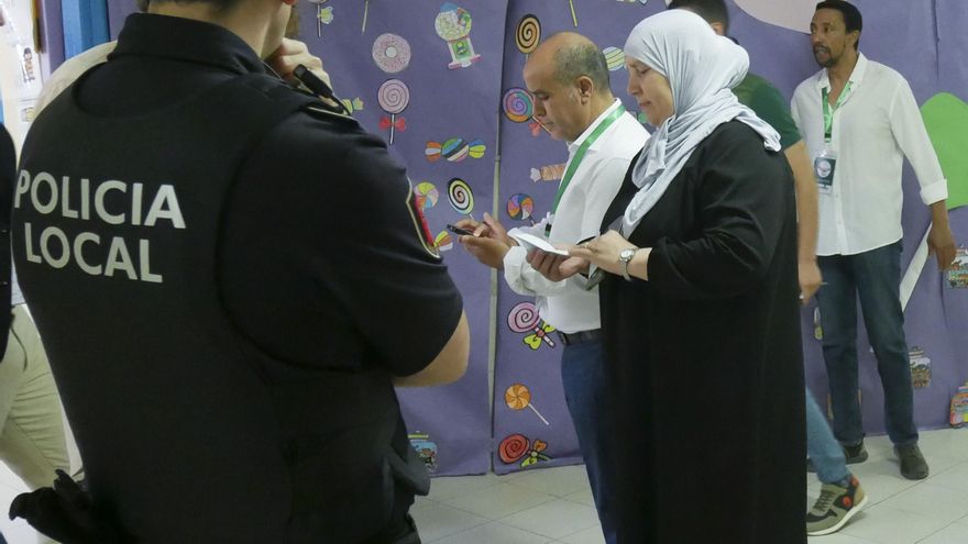 Dispositivo de Seguridad en Colegio León Solá de Melilla en el que varios agentes velan por el correcto funcionamiento de las meses electorales