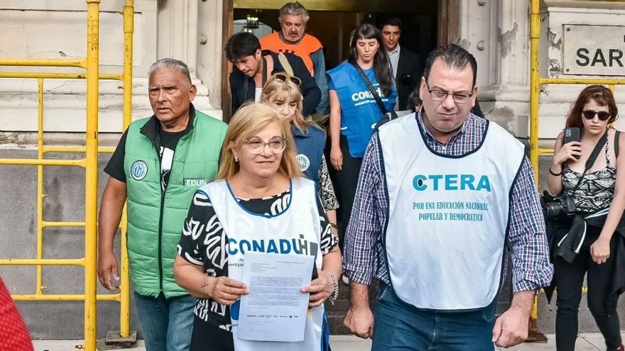 Los docentes universitarios perdieron más del 50% de su salario en un año, según los gremios