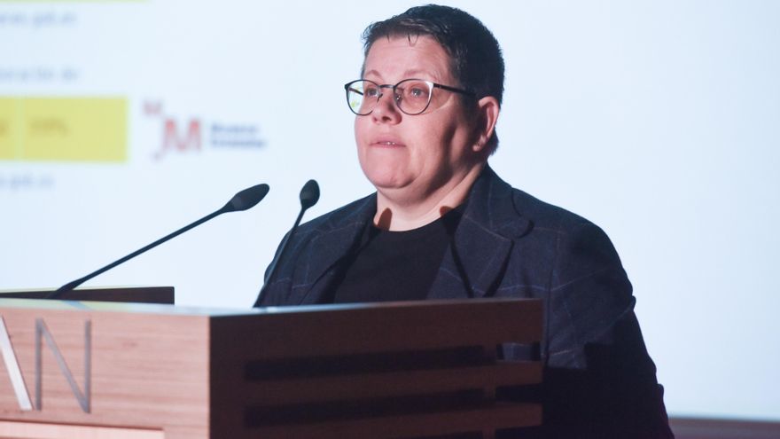 La directora del Instituto de las Mujeres defiende a sus empresas pero obvia la adjudicación a la que presentó todas las ofertas