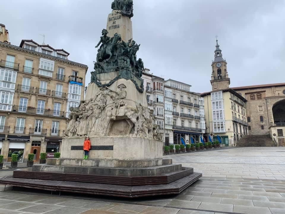 Una niña, en una Virgen Blanca por lo demás vacía