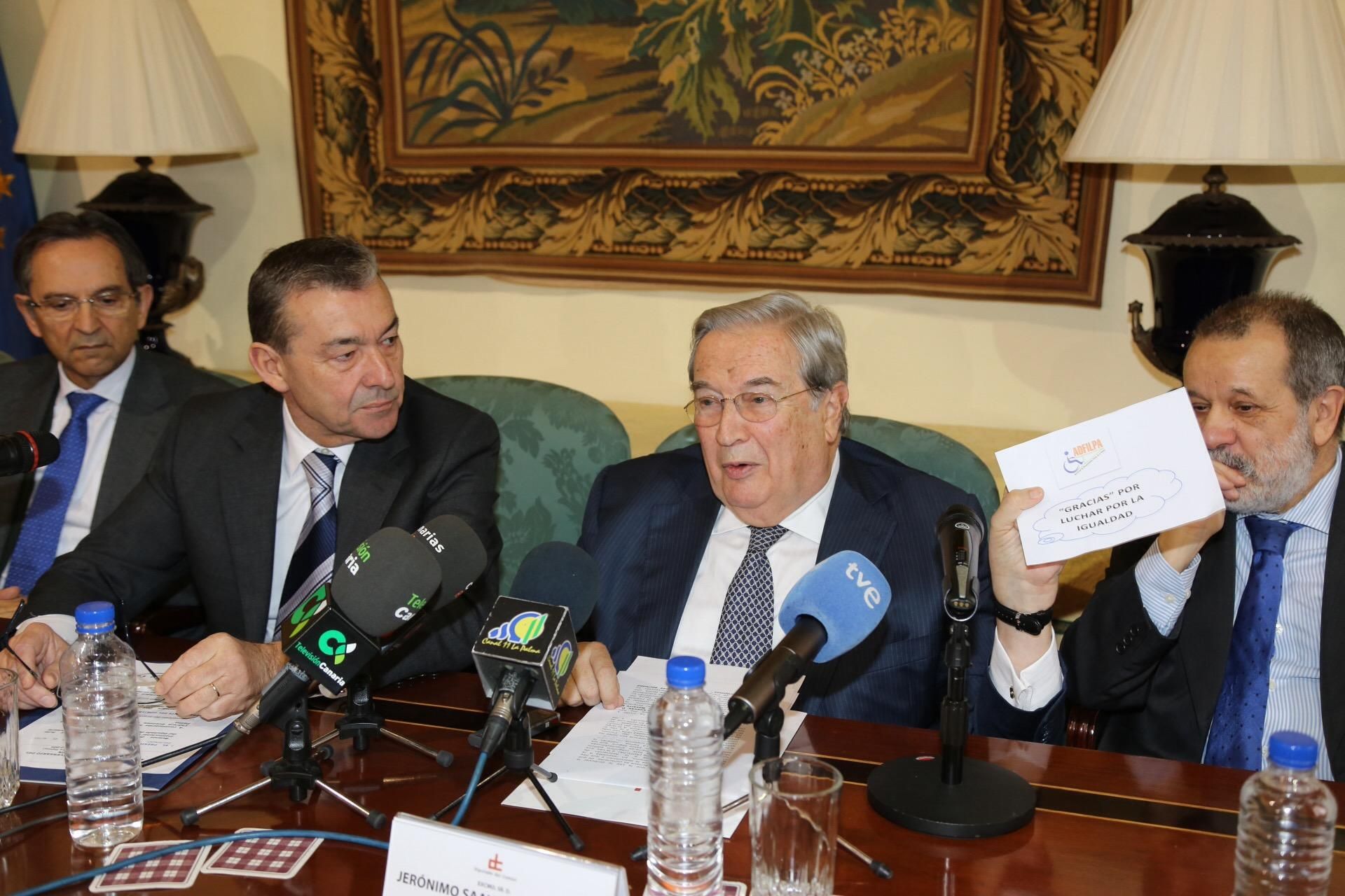 Saavedra muestra una octavilla distribuida por los miembros de Adfilpa: Foto: NOVAFOTO.