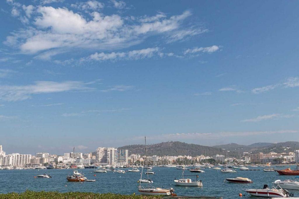 Vaixells fondejant a Sant Antoni de Pormany