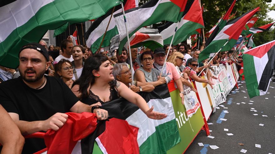 Prostesta durante el final de la 11ª etapa de la Vuelta Ciclista a España, a 3 de septiembre de 2025, en Bilbao, Vizcaya, País Vasco (España). La 11ª etapa de la Vuelta Ciclista a España tiene su salida y llegada en Bilbao.