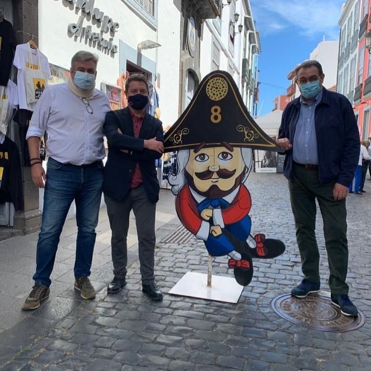 Emiliano García-Page, presidente de Castilla-La Mancha, con Jorge González (i), secretario de Organización del PSOE en Canarias, y Jesús Fernandez (d), consejero de Sanidad de la citada Comunidad Autónoma, este sábado en la calle Pérez de Brito de Santa Cruz de La Palma.
