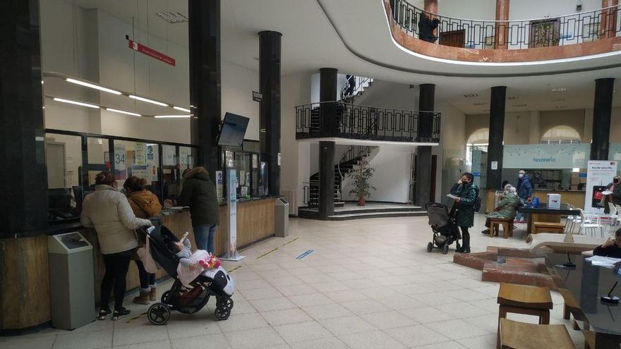 Interior del Ayuntamiento de Santander, con todos los usuarios con mascarilla.