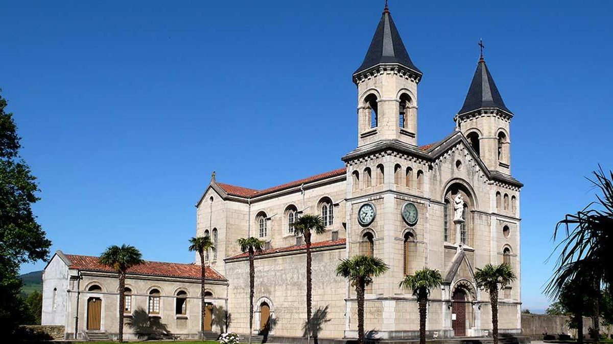La Iglesia-panteón Jesús Nazareno se encuentra localizada fuera del recinto de La Quinta.