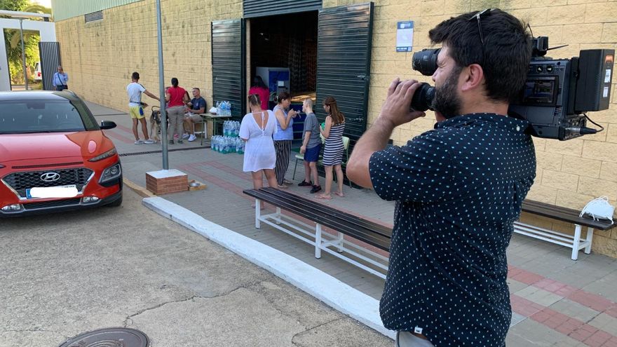 Los desalojados por el incendio de Bonares salieron corriendo "con lo puesto y con mucho miedo"