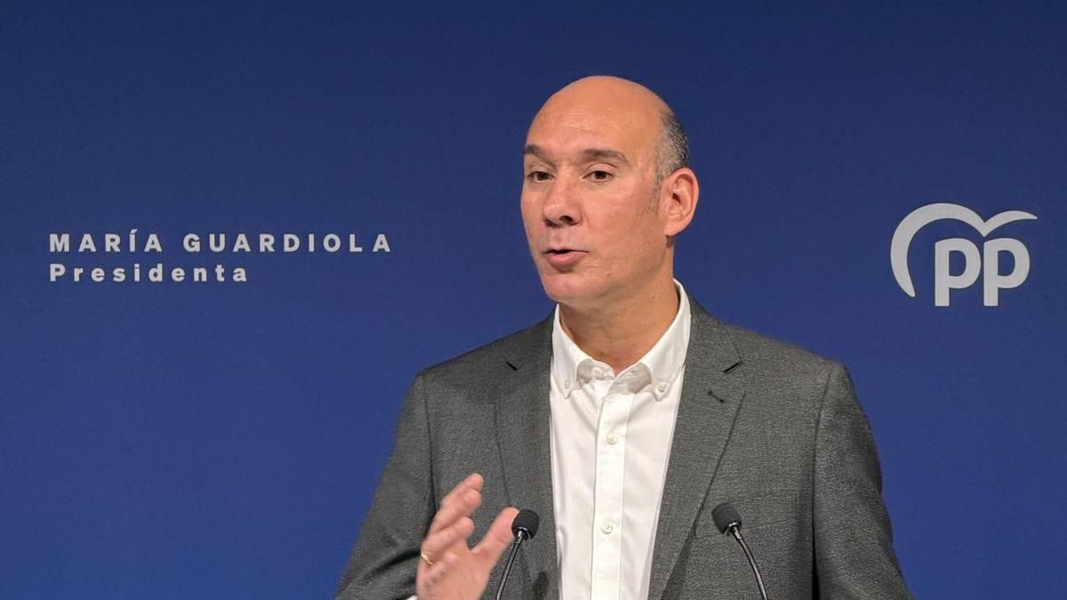 El PP insta al PSOE a "elegir entre Extremadura y Sánchez" y critica su "oposición destructiva"