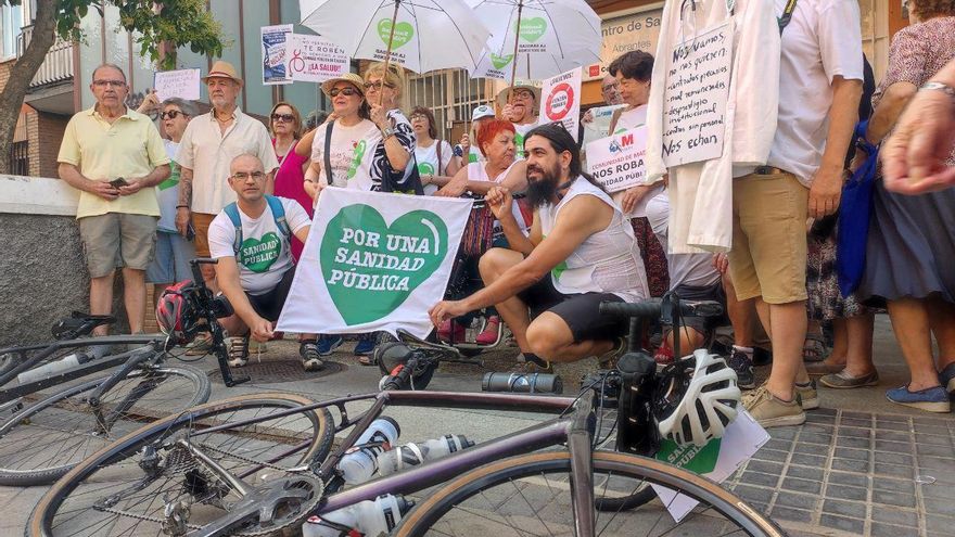 En bici hasta la ONU para denunciar "el abandono" de un centro de salud en Carabanchel: "Me dan cita en dos meses"