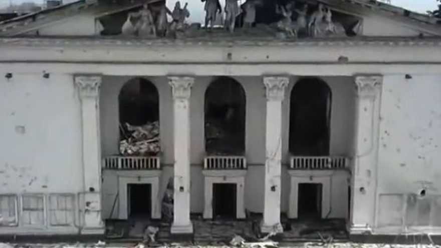 El teatro de Mariúpol, tras ser bombardeado.
