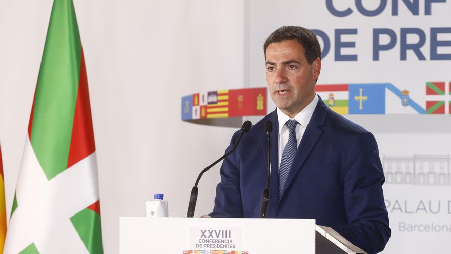 El lehendakari, Imanol Pradales, durante una rueda de prensa en su asistencia a la XXVIII Conferencia de Presidentes, celebrada en el Palau de Pedralbes de Barcelona. EFE/ Quique García