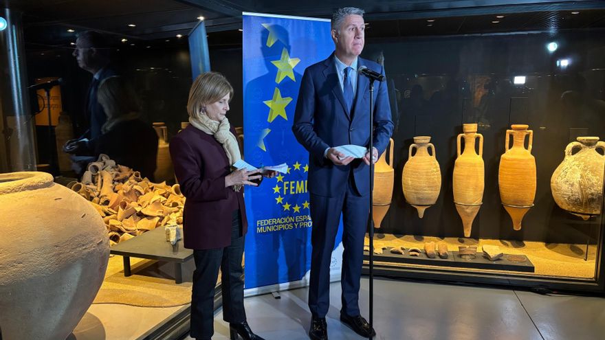 (I-D) La Alcaldesa De Jerez De La Frontera (Cádiz) Y Presidenta De La Federación Española De Municipios Y Provincias (FEMP), María José García-Pelayo, Y El Alcalde De Badalona (Barcelona), Xavier Garcia Albiol