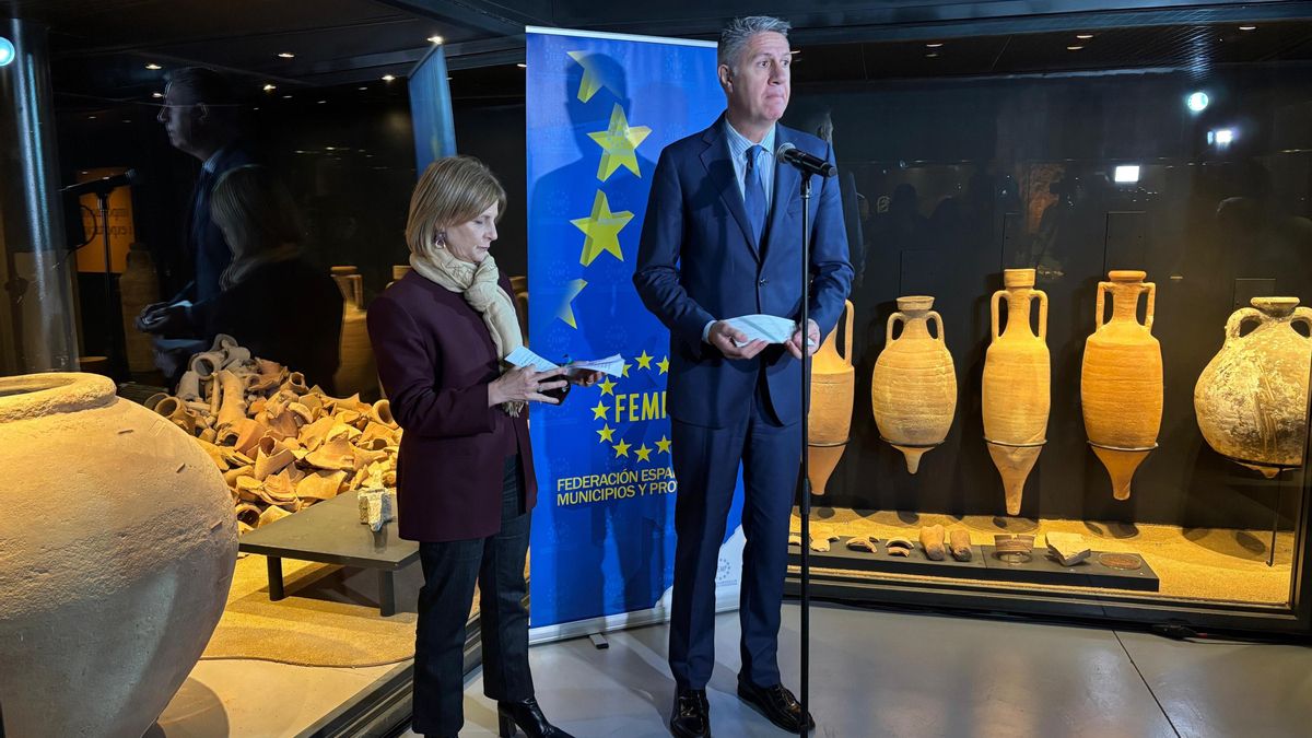 (I-D) La Alcaldesa De Jerez De La Frontera (Cádiz) Y Presidenta De La Federación Española De Municipios Y Provincias (FEMP), María José García-Pelayo, Y El Alcalde De Badalona (Barcelona), Xavier Garcia Albiol