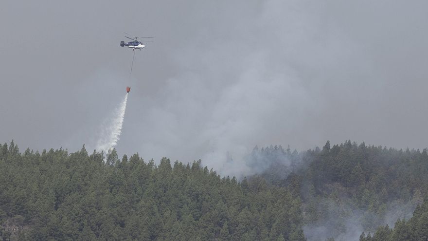 Un helicóptero Kamov, durante las labores de extinción del incendio en la zona de los altos de Güímar este agosto