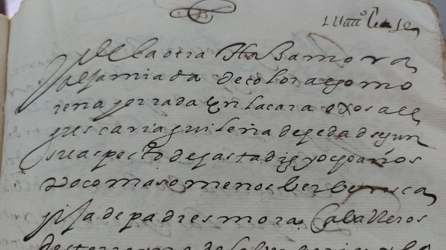 Uno de los folios del proceso de compraventa y de posterior libertad de Haza. Su nombre árabe original sería Hajar y fue cristianizada como Francisca de Jesús. Su descripción física reza: “...de color algo moreno y (h)errada en la cara”