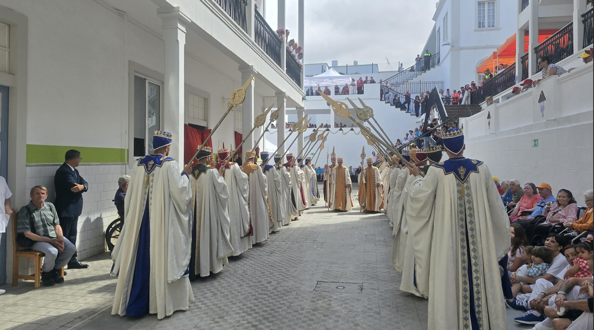 El Cabildo lleva la Danza de los Enanos a 300 mayores residentes en centros de La Palma.