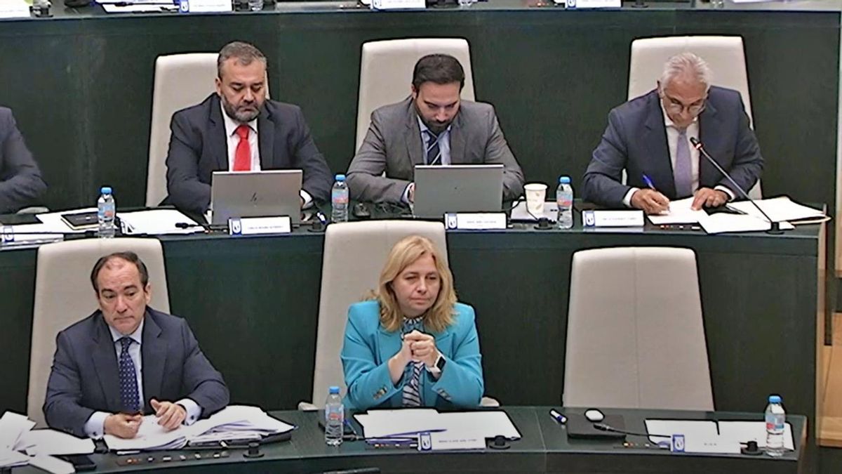 Momento de la votación que ha perdido el equipo de Gobierno, con la silla del alcalde vacía