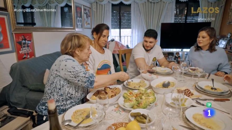 Omar Montes llevó a su barrio a los hermanos Iglesias para comer cocido con su abuela: "Un momento Almodóvar"