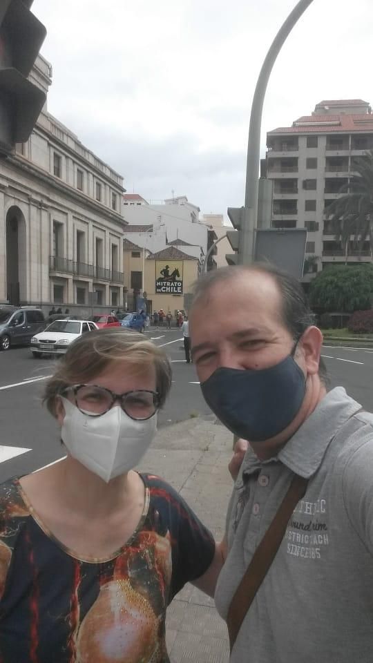 Nieves Luisa Cabrera Castro y Domingo José Cabrera Benítez con el Cartel de Nitrato de Chile al fondo.