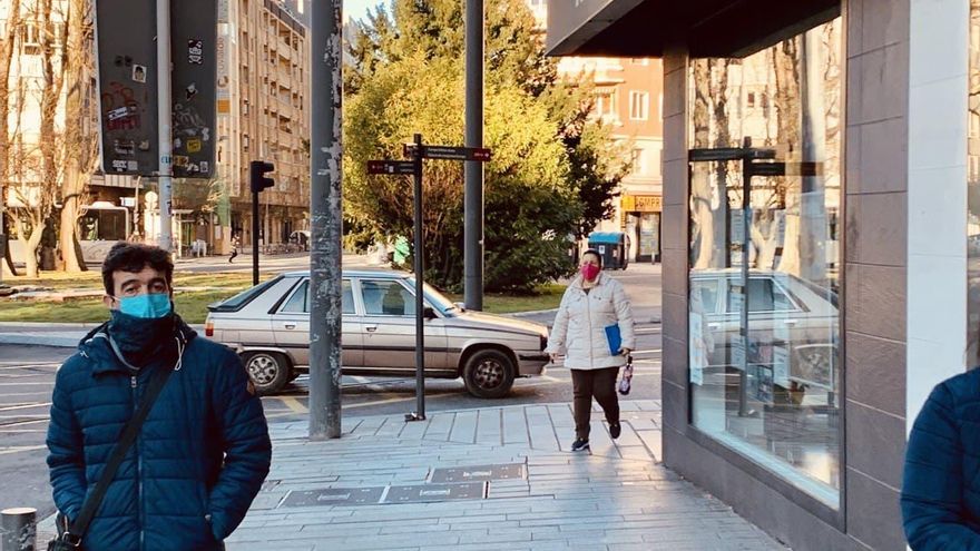 El espejismo de la caída de la incidencia en Euskadi: un 75% menos de pruebas y más casos sintomáticos y en mayores