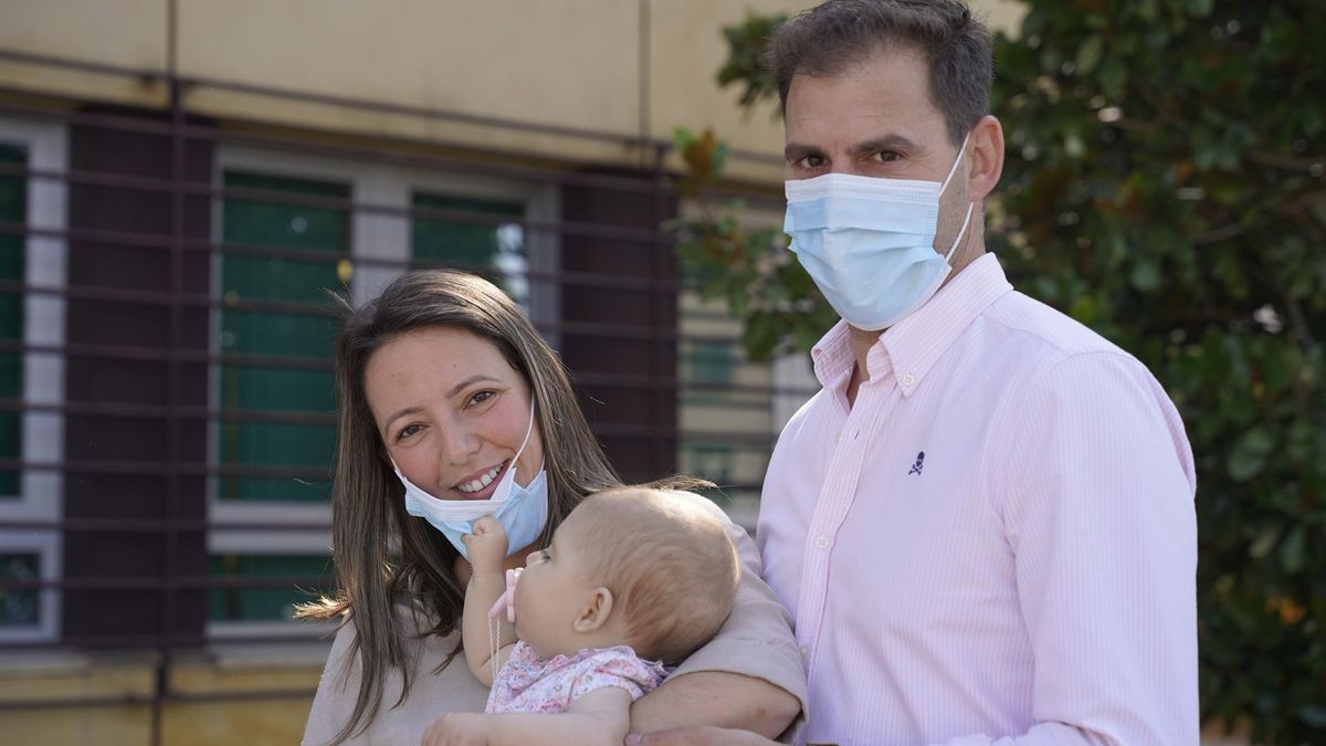 Jessica y Juan Luis posan con su hija Greta.