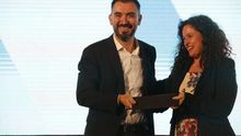 Ignacio Escolar, director de eldiario.es, recibe el premio excelencia de la Fundación Gabriel García Márquez de manos de la periodista brasileña Natalia Viana