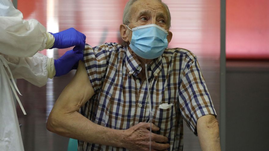 Nicanor, de 72 años, es el primer residente en recibir una dosis de la vacuna contra la COVID-19 en la capital, este domingo en la residencia de mayores Vallecas de Madrid. La Comunidad de Madrid inicia este domingo la campaña de vacunación contra el coronavirus con 1.200 dosis que serán administradas en tres residencias de personas mayores de la capital.