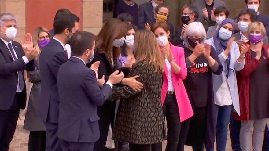 Meritxell Serret se abraza con diputados de ERC y otros partidos. En la imagen, con Laura Borràs