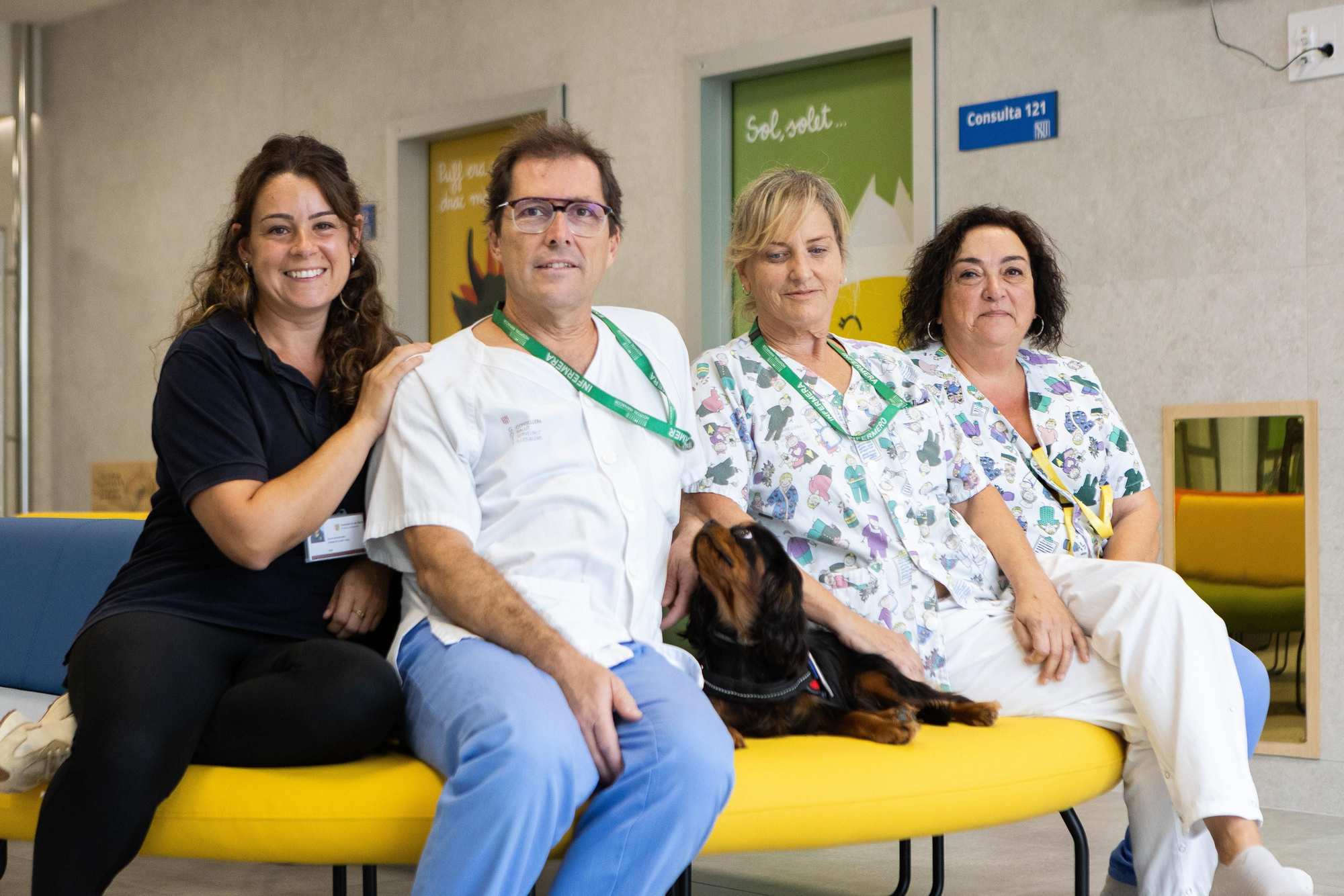 Silvia, técnica de la Fundació s'Hort Vell, junto a Toni, Mae y Toñi, del equipo de enfermería del hospital de Manacor, junto a Rock