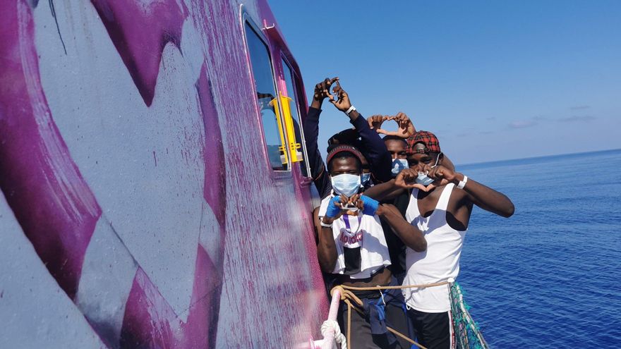 Banksy financia un barco humanitario que ya ha rescatado a 89 migrantes en el Mediterráneo Central