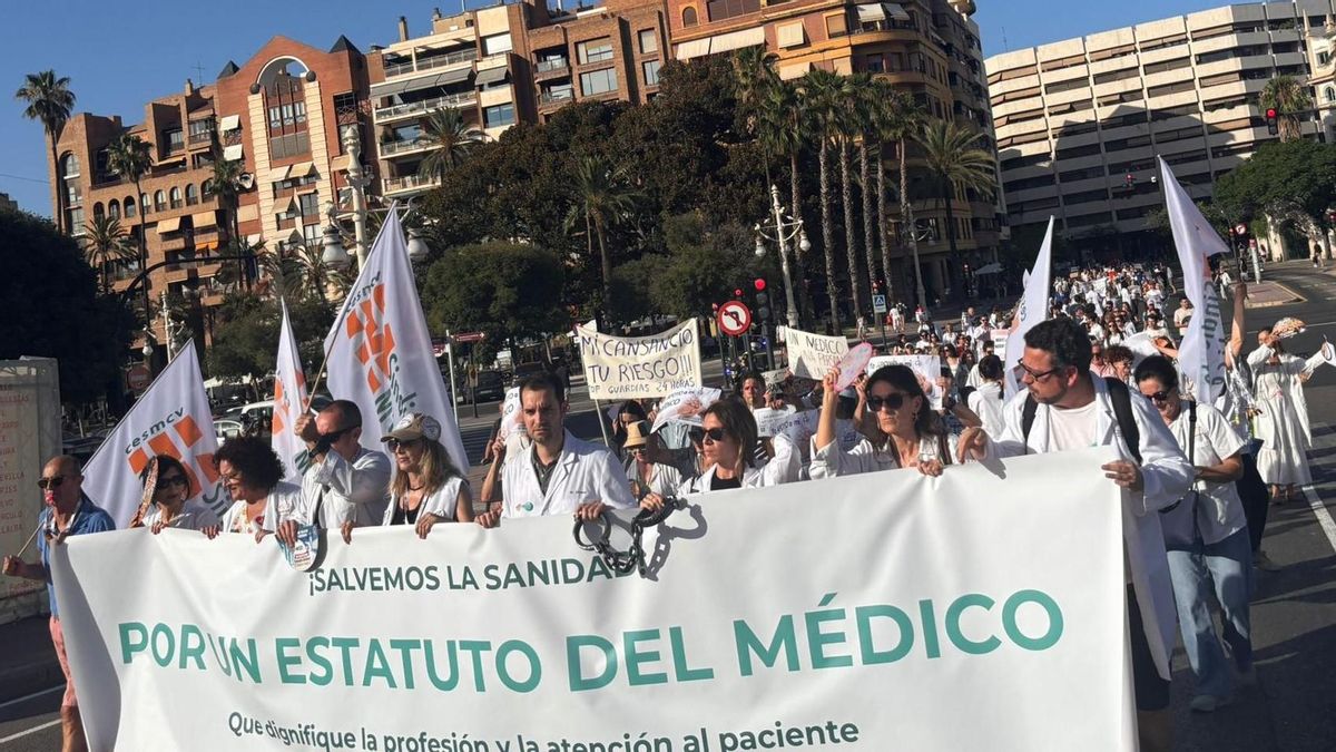 Los médicos toman las calles en València y Alicante en defensa de la sanidad pública