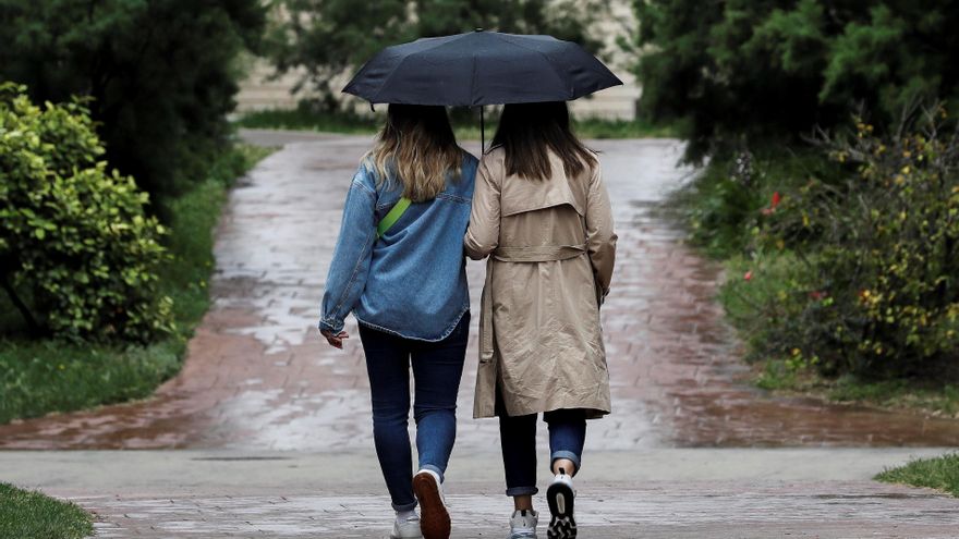 Las lluvias intensas, en ocasiones en forma de tormenta, y el calor, que llegará a los 36 grados en el noreste, ponen este miércoles en alerta a 11 comunidades, tres de las cuales (Asturias, Castilla y León y Galicia) tienen aviso naranja (riesgo importante) por fuertes precipitaciones. EFE/Ana Escobar/Archivo