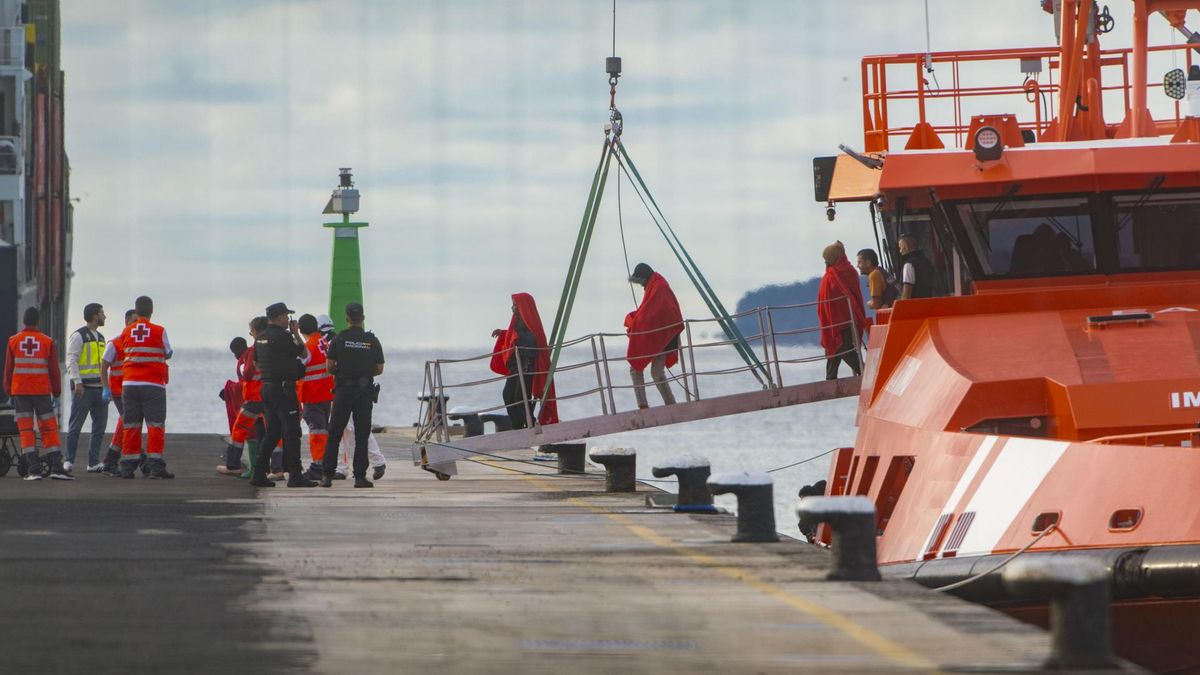 Más de 560 inmigrantes han sido rescatados en aguas al sur de El Hierro y al este de Lanzarote durante una noche en la que se han confirmado dos nuevas tragedias en la Ruta Canaria