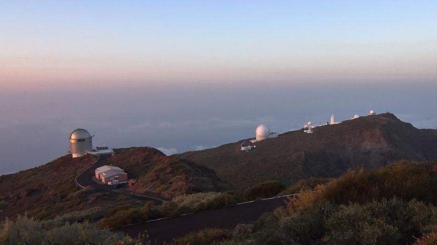 Telescopios del Observatorio del Roque de Los Muchachos, en las cumbres de Garafía, al atardecer.
