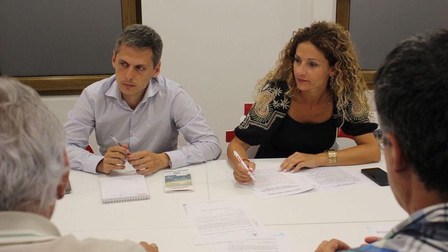 La portavoz del PSOE de Cantabria, Ainoa Quiñones y Mario Iglesias, del grupo parlamentario socialista.