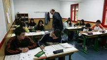 Imagen de archivo de un profesor en una clase de instituto.