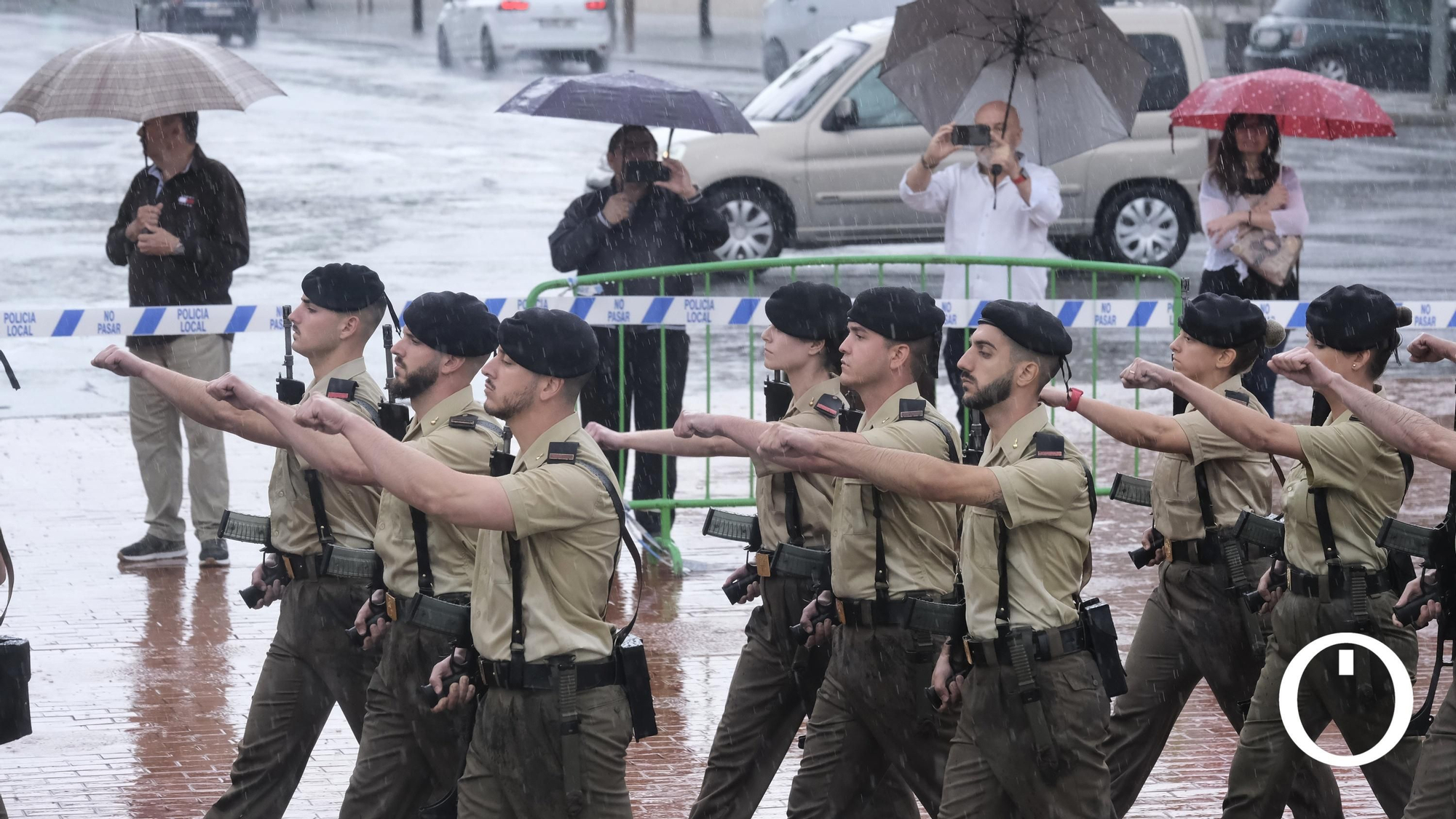 Izado de la bandera de España en la Plaza de España