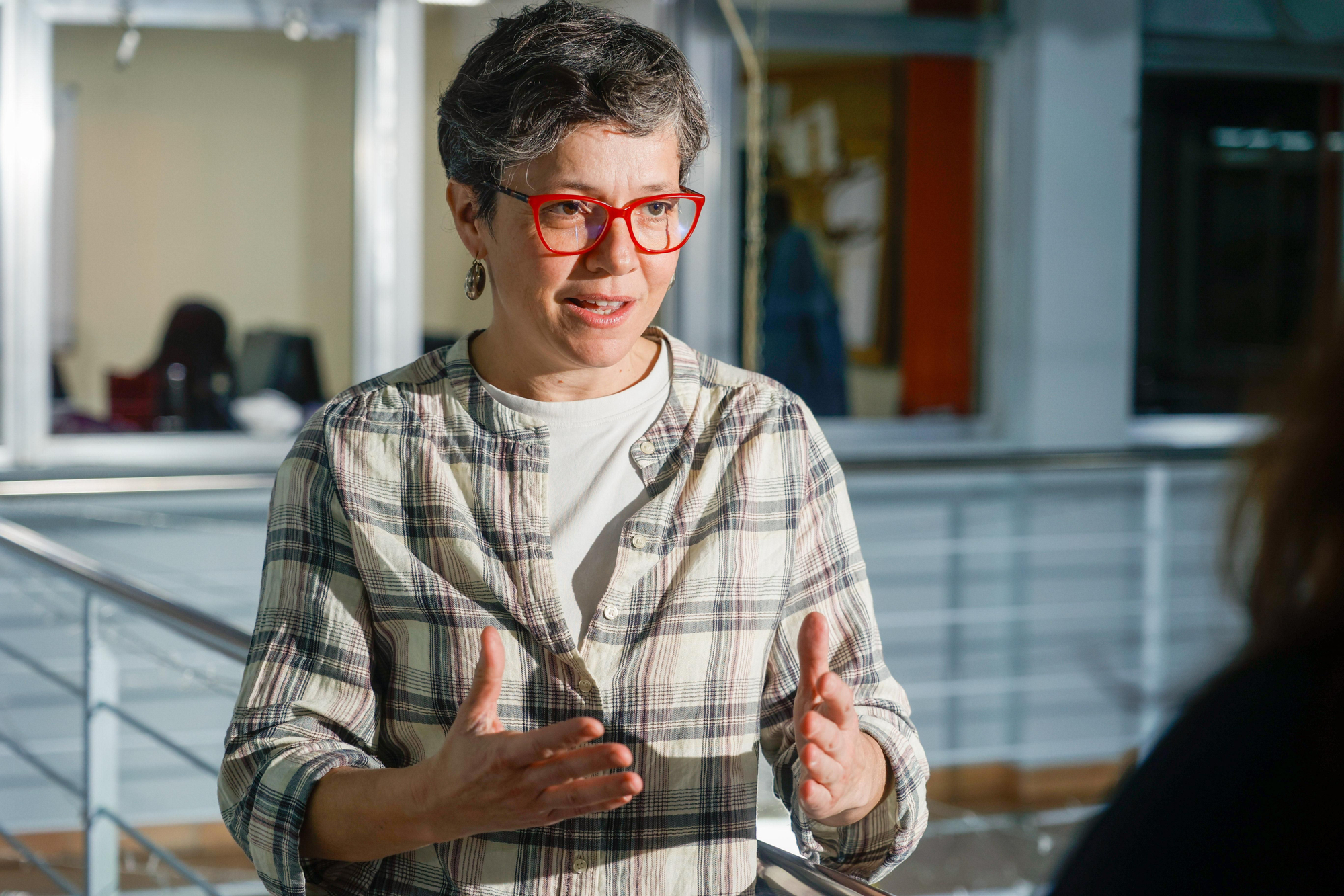 Beatriz Fernández atiende a elDiario.es en la sede de la Fundació Arrels