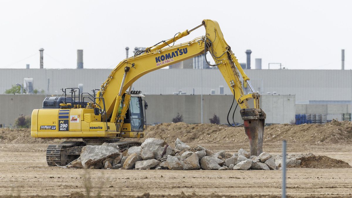 Maquinaria moviendo tierras en los suelos en los que se levantará la gigafactoría de baterías de Stellatis-CATL en Figueruelas (Zaragoza). EFE/Javier Cebollada