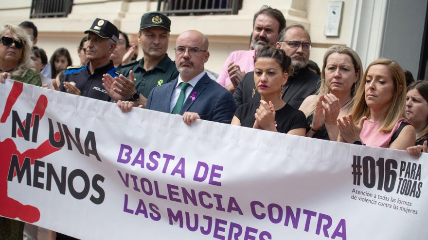 El delegado del Gobierno en la Comunidad de Madrid, Francisco Martín (3i), y la ministra de Juventud e Infancia, Sira Rego (3d), durante el minuto de silencio por el asesinato de una mujer en Getafe