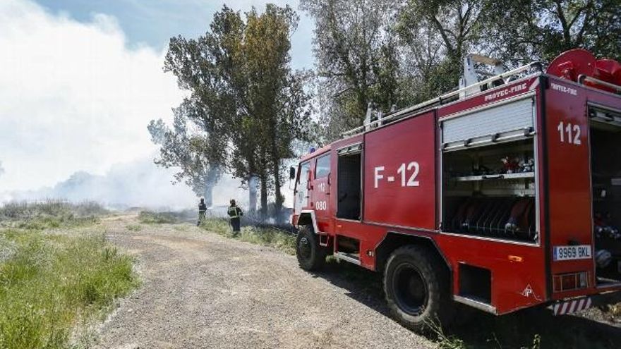 Carlos S. Campillo / ICAL Bomberos de León y San Andrés del Rabanedo, intervienen en un incendio en la localidad leonesa de Villaobispo de las Regueras.