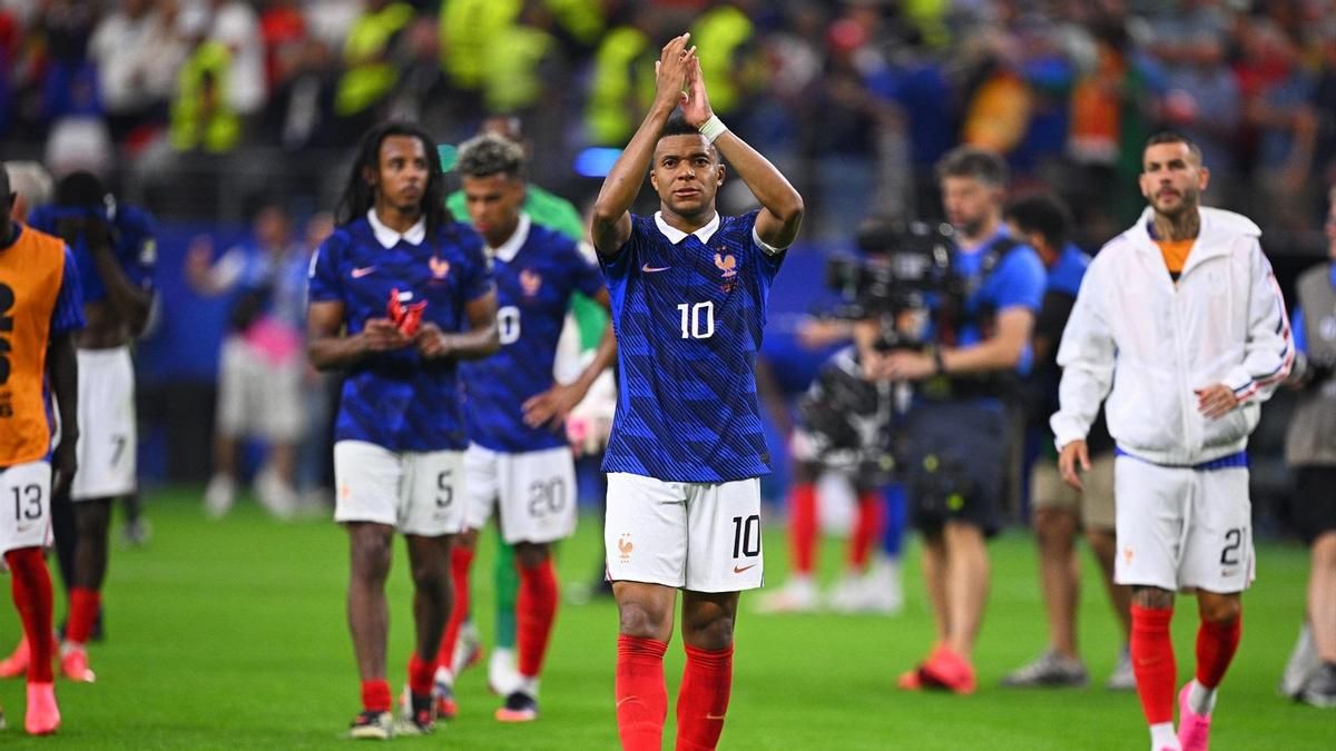 Mbappé, Kounde y Doué van a saludara a los hinchas franceses tras su eliminación del Mundial por la derrota contra España.